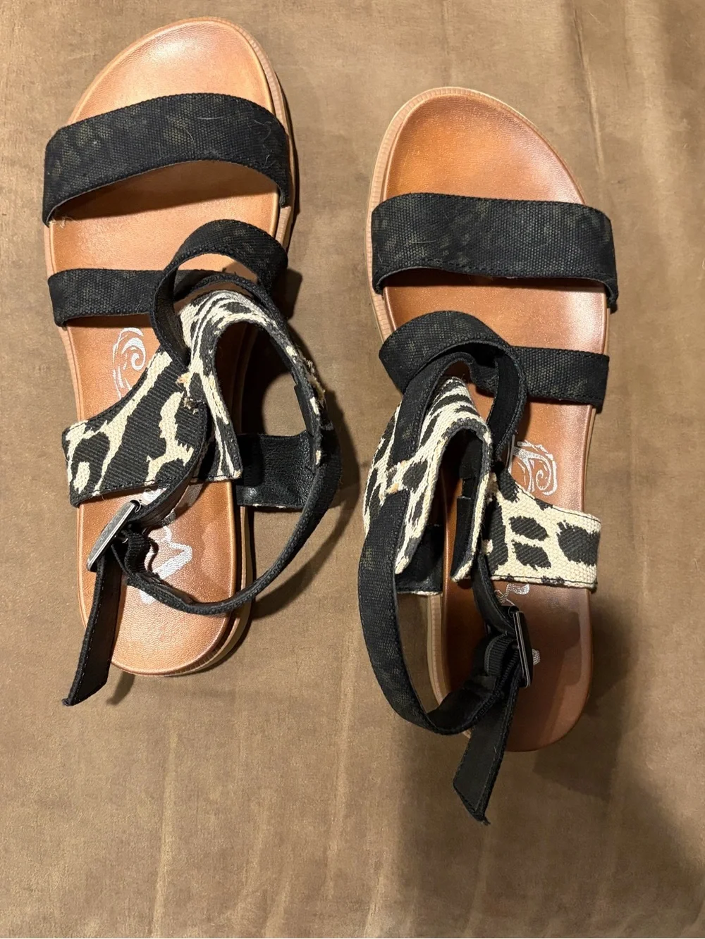 Very G Women’s Black and Tan Leopard Strap Sandals Sz 11